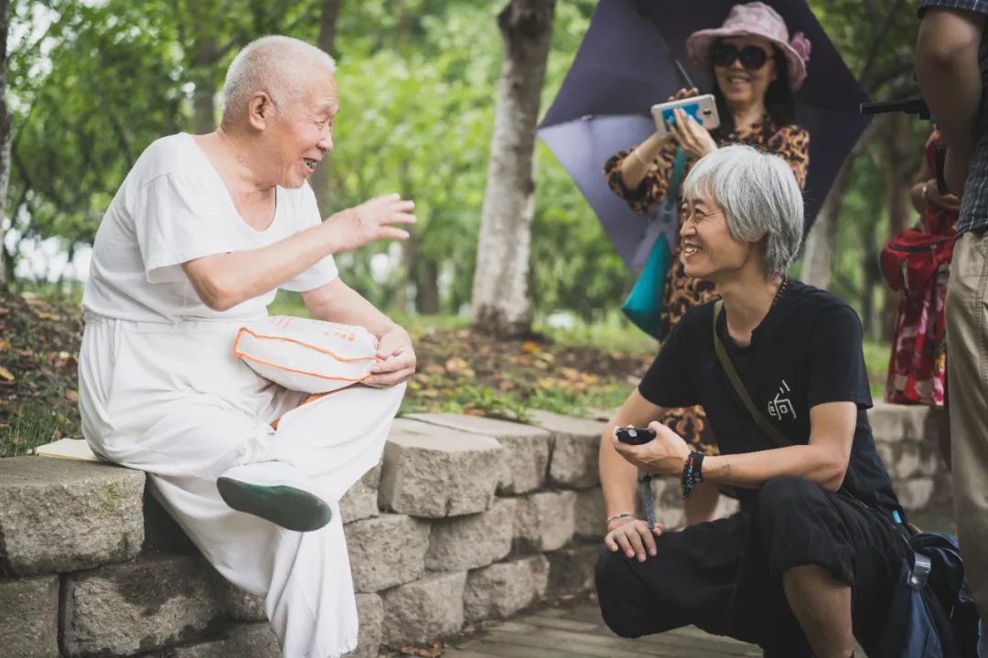 一个中年鬼才，整天逛公园，缠着大爷大妈给他唱歌