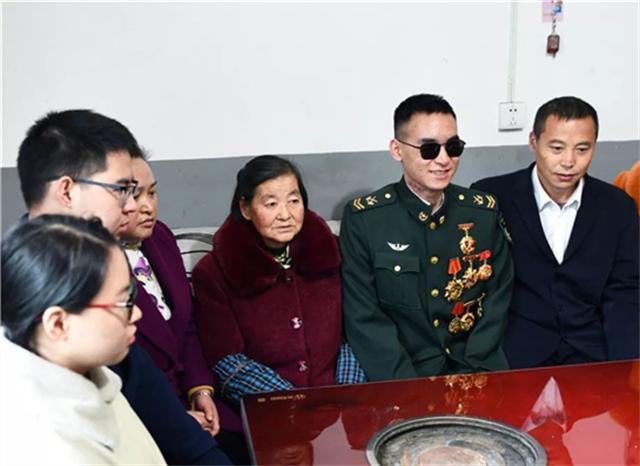 排雷英雄杜富国事迹图片,排雷英雄杜富国授勋荣誉称号仪式