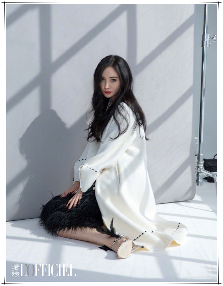 杨幂活动新照曝光罗裙轻摆美呆了 (杨幂跪坐瘦腿)