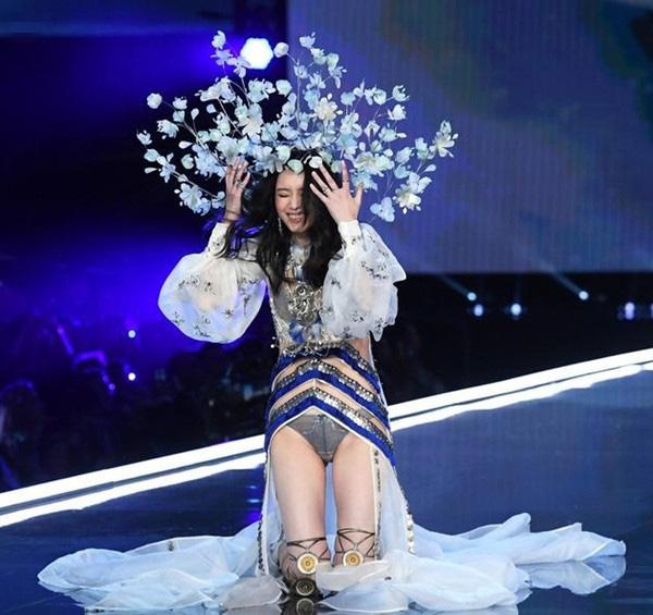 奚梦瑶走了多少次维密秀,意外摔倒奚梦瑶一摔成名