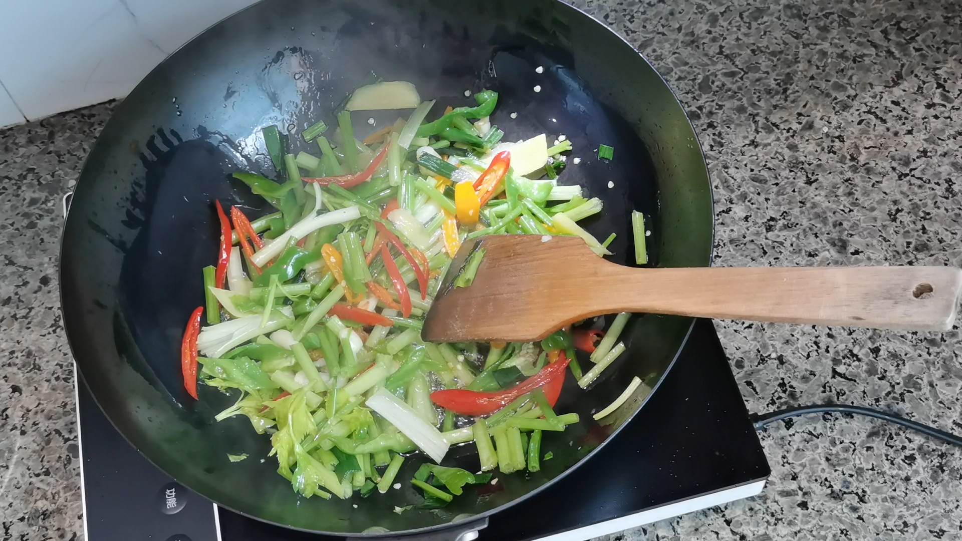 初夏基围虾怎么做营养又好吃,基围虾一锅鲜最正宗的做法