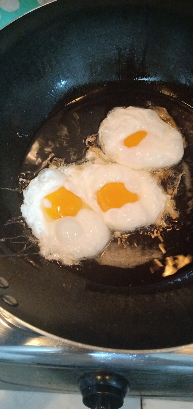 我的夜宵三个煎鸡蛋，人无外财不富马无夜草不肥。