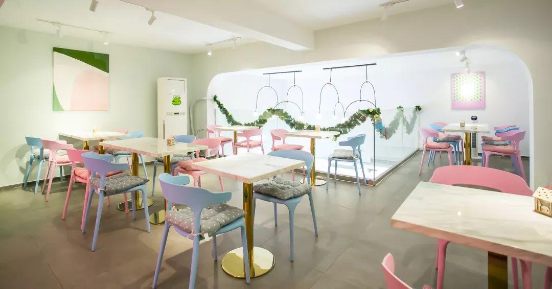 双色的双层小店，晚上有满天星星，呆足一天也不够