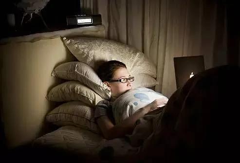 眼结石跟熬夜有关系吗,熬夜对结石有影响吗