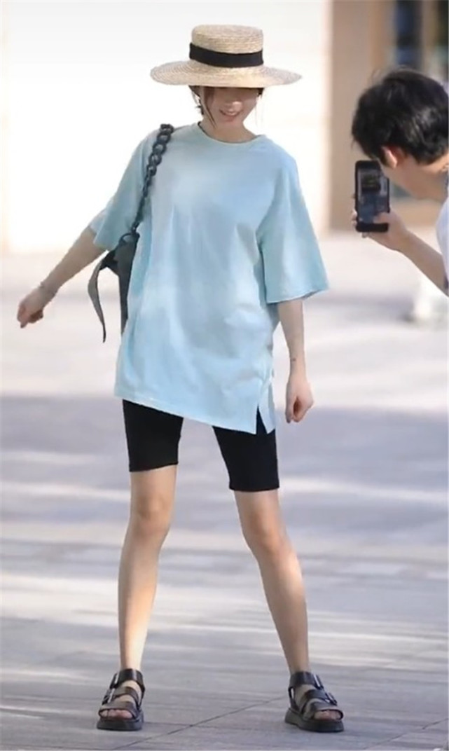 宽松t恤的正确穿法学生党,长版t恤怎么搭