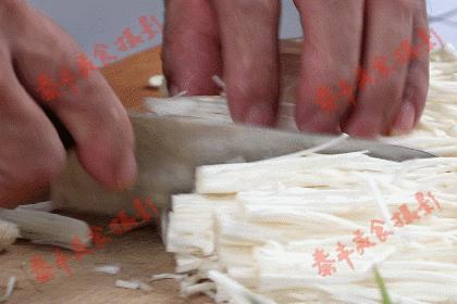 一口吃掉爆辣金针菇这样才叫过瘾,好吃到爆的变态辣金针菇