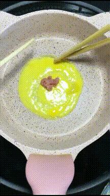 搞笑GIF开心一刻:姑娘你晚上睡觉,你要小心你家这只猫