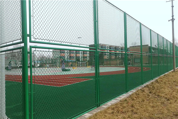 球场围网体育场护栏施工现场视频,体育场围网安装教学