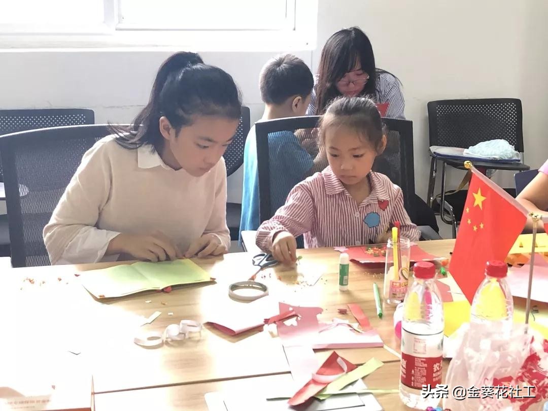 安康社区“少年军校”教师节贺卡制作活动