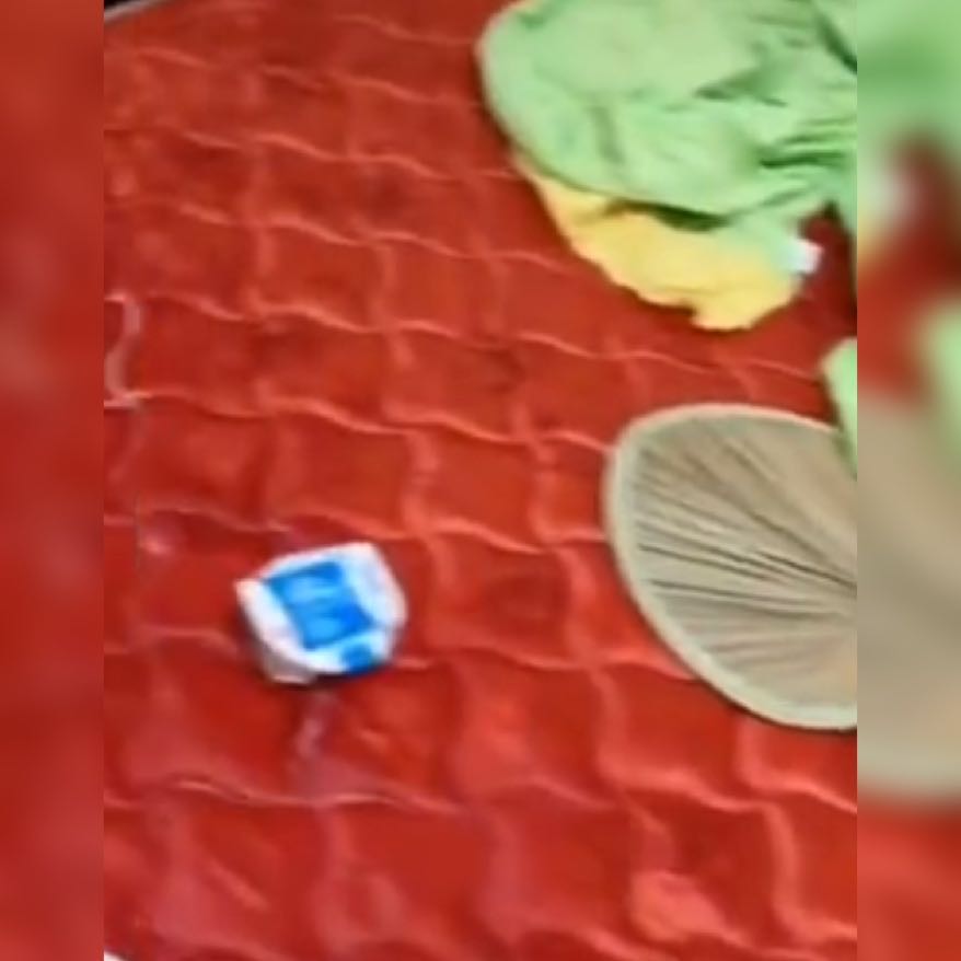 熊孩子一声不吭来“犯案”，奢侈喂床“喝牛奶”，想把孩子退货