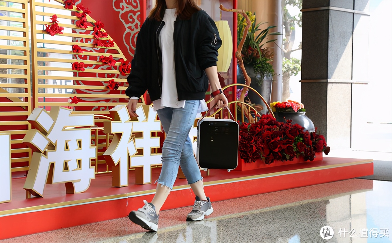 一台可以玩大型游戏的主机,可以拎起来的电脑主机