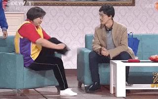 贾玲在沙发上翘二郎腿搞笑图片,贾玲跷二郎腿动图下载