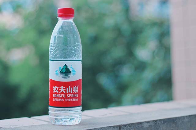 卖山泉水真的赚钱吗,农夫山泉卖矿泉水挣多少钱