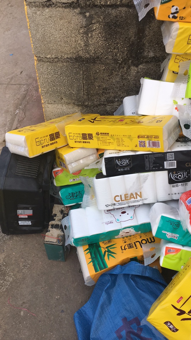 网上很火的纸巾摆摊到底怎样，小强哥带大家一探究竟