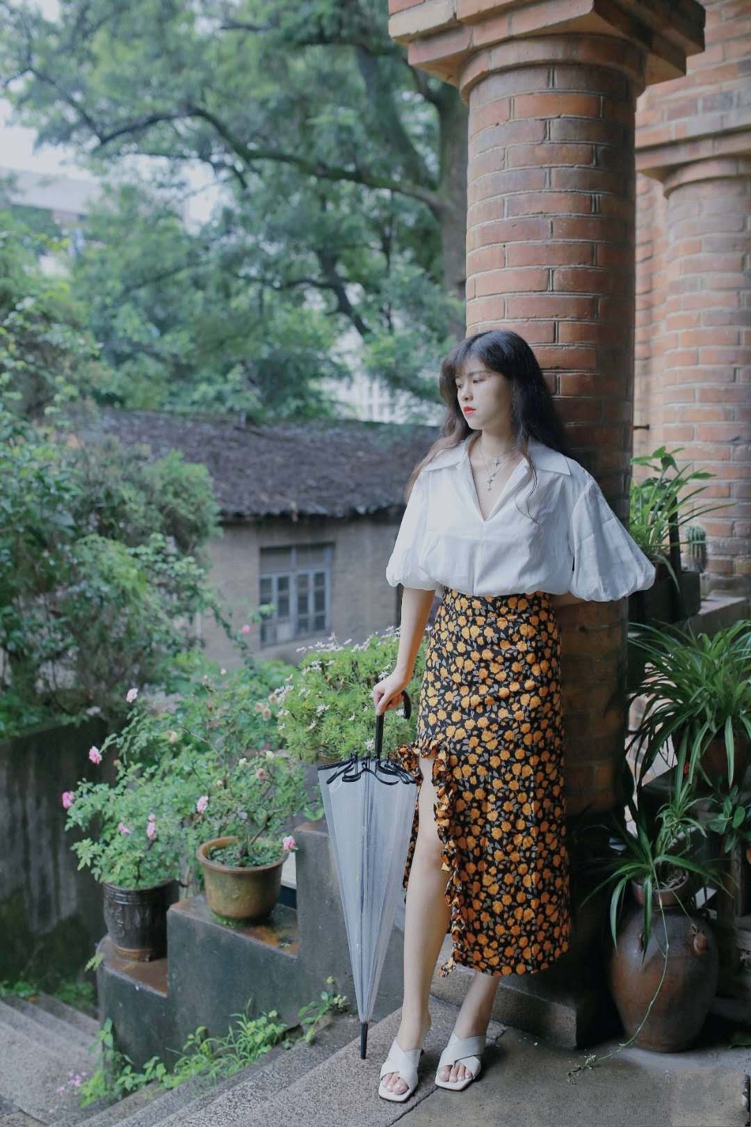 碎花裙显瘦款式怎么搭配,大碎花裙和小碎花裙哪个显年轻