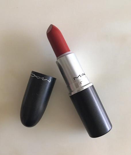 适合春夏的大牌口红经典色号,雅诗兰黛伊丽莎白口红569试色