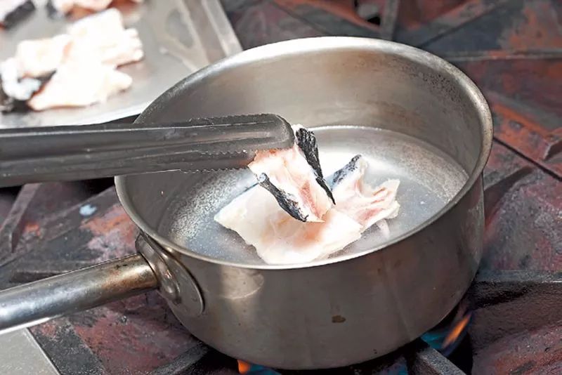 冷冻鱼清蒸需要解冻吗,冷冻的鱼解冻后怎么复活