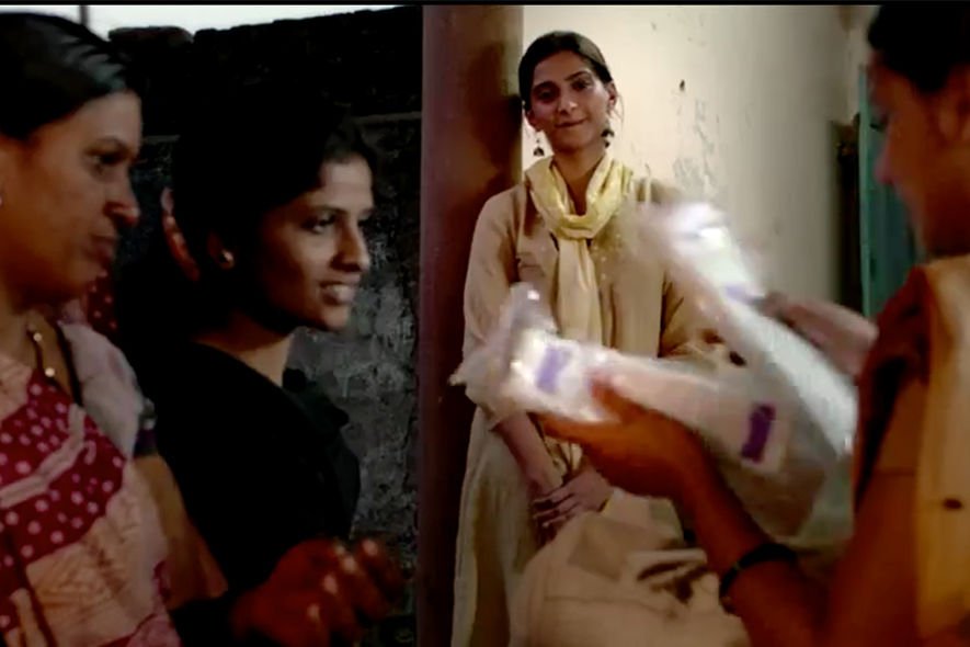 印度女人有多惨？真人真事印度神级电影《M巾英雄》告诉你