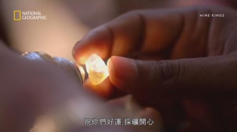 宝石猎人非洲寻宝，7天就淘到3克拉粉蓝宝石，转手卖36000美元