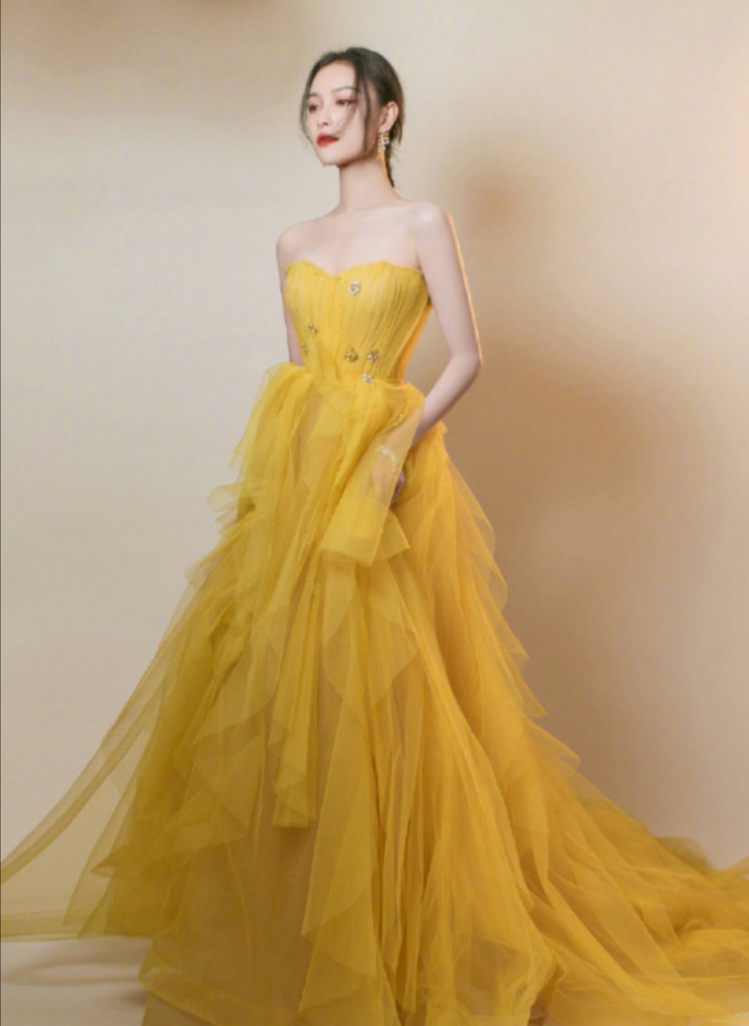 章子怡太放的开，礼服裙竟直接真空上阵，瞅瞅这饱满曲线太惹眼