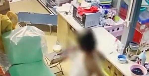 仅披一条浴巾，在酒店大堂到处走动，女子怪异行为让人无法理解！