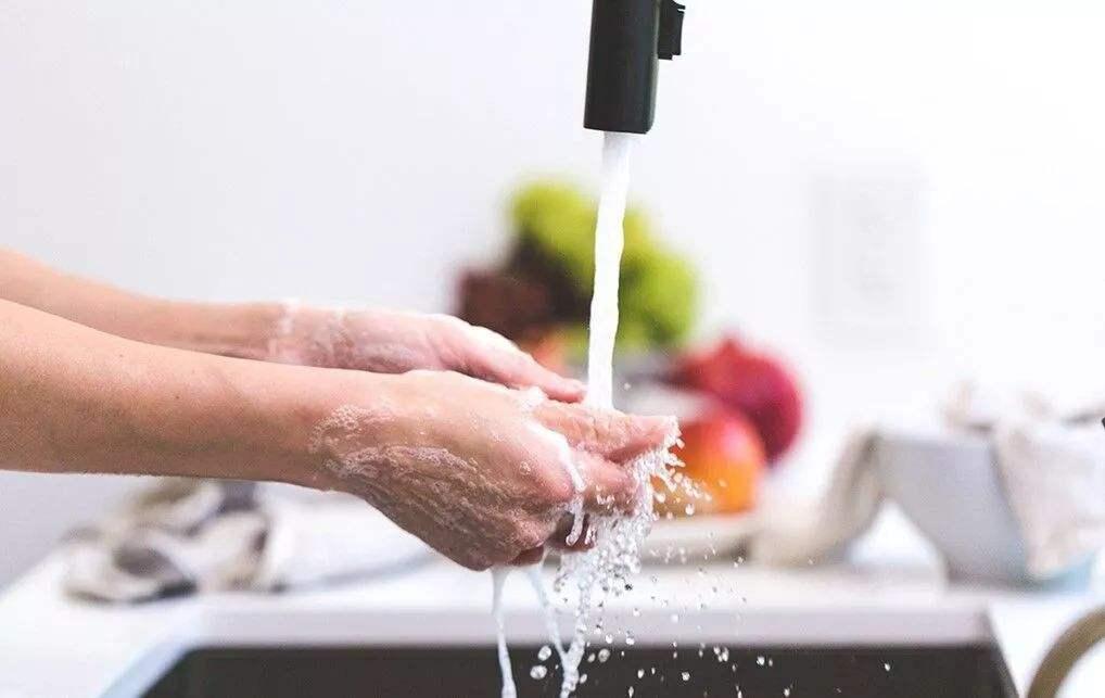 月子期间究竟能不能洗头,月子期间究竟能不能洗头洗澡