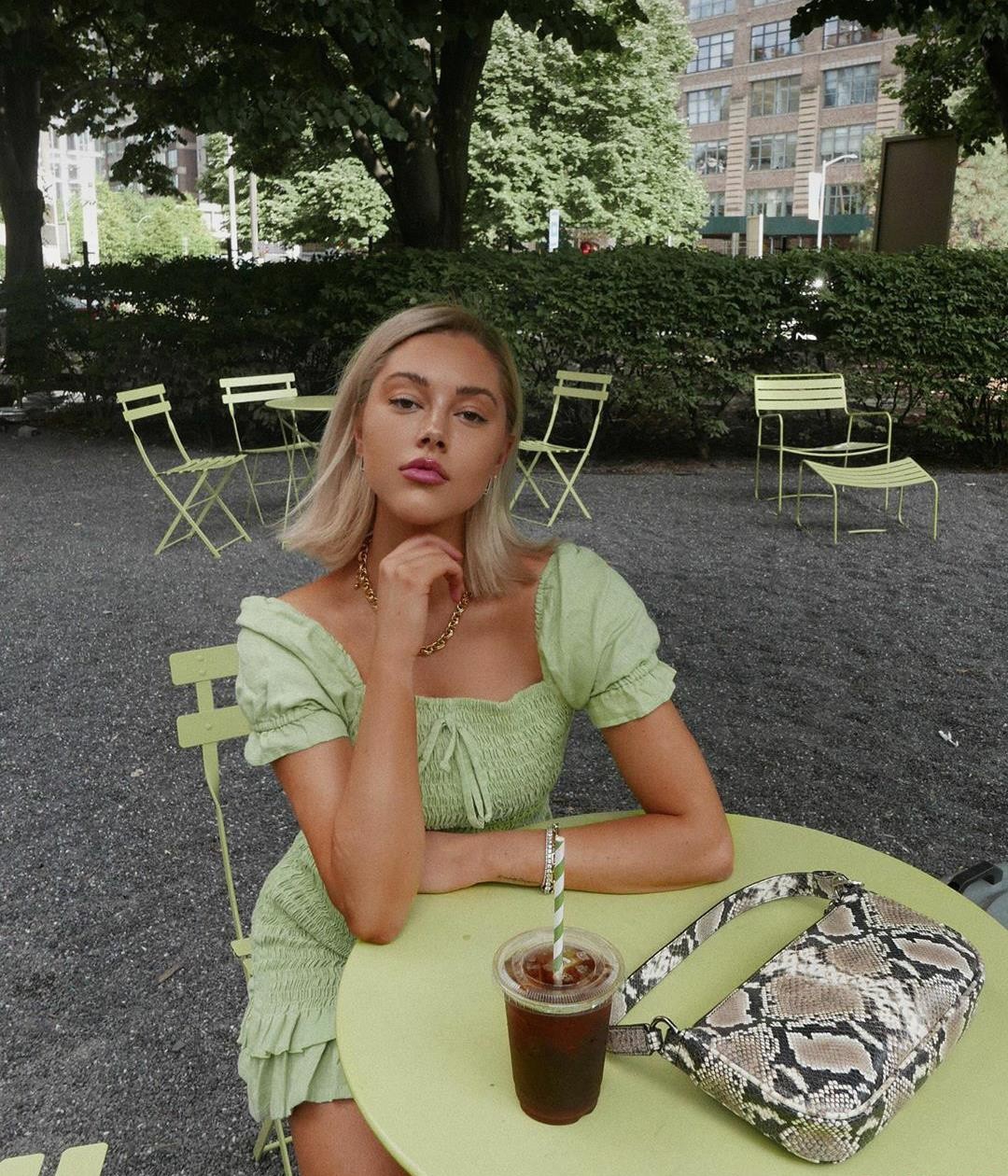 泫雅夏日必备,泫雅牛油果绿色毛衣