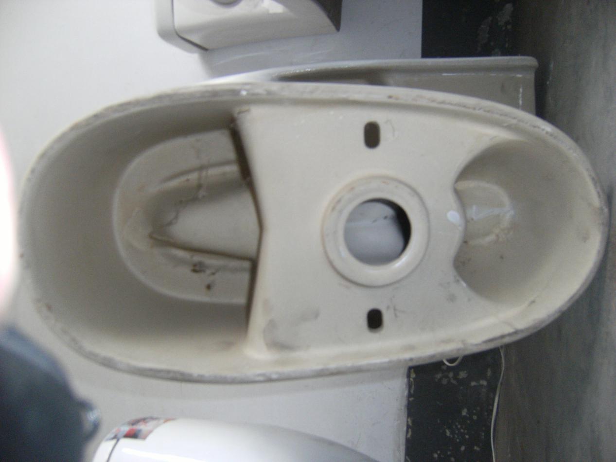 钢锯条锯马桶下水管多余部分,马桶下水管被师傅切平了