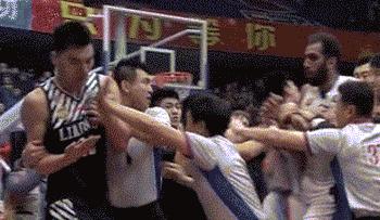 足球场为什么球员要吐口水,足球场上为什么球员乱吐痰