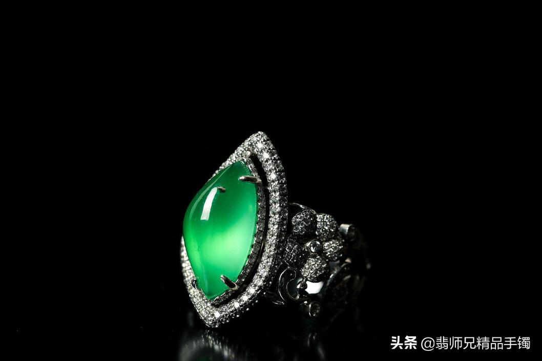 来看看翡翠戒指佩戴在不同手指上的含义