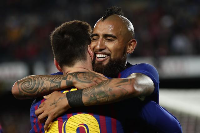 巴萨球员倒地,巴萨球员边线摔倒给对方红牌