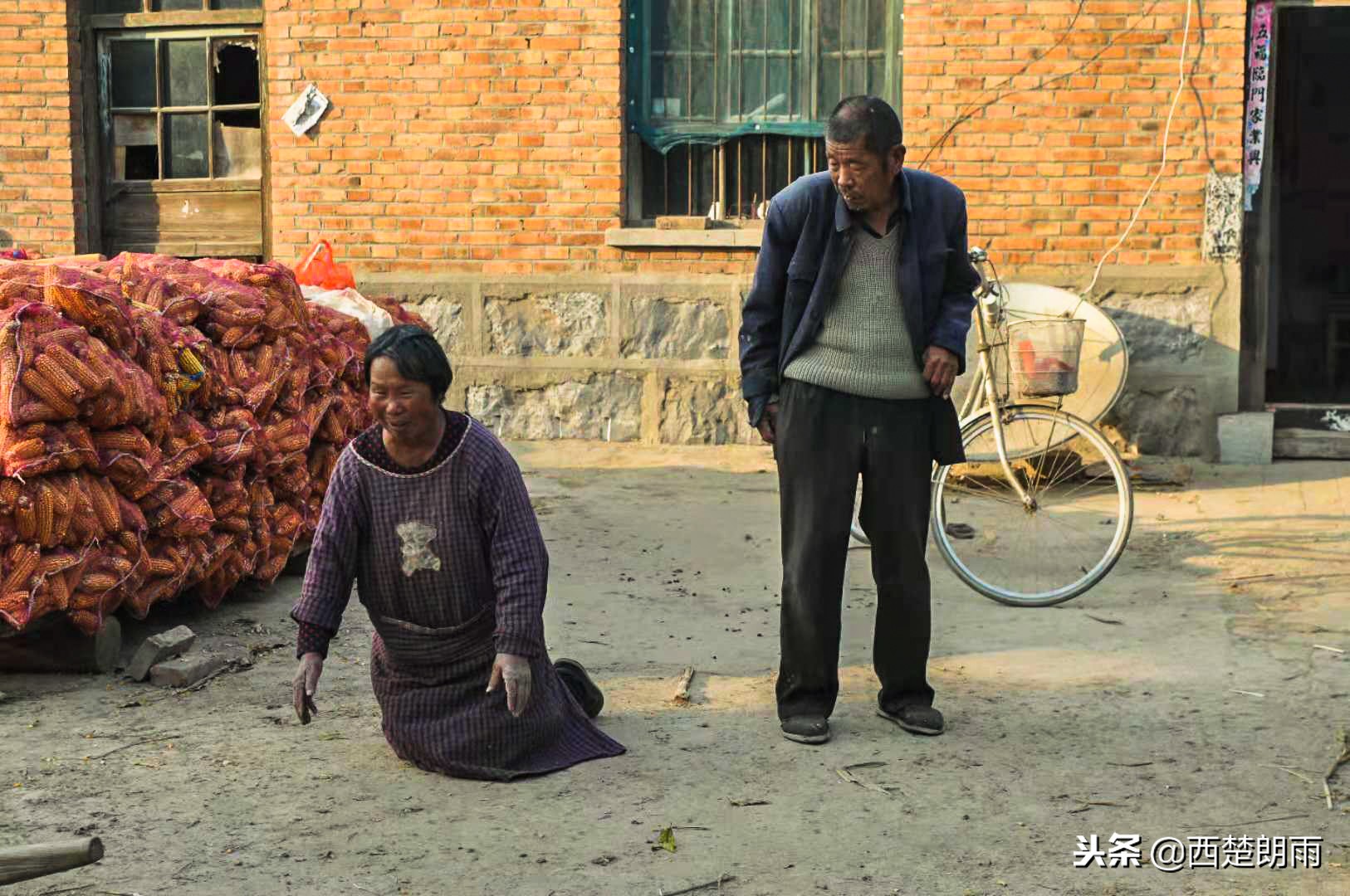 75岁老人双手磨破捉虫想“救”血癌孙，儿子泪拒：吃了会害了孩子