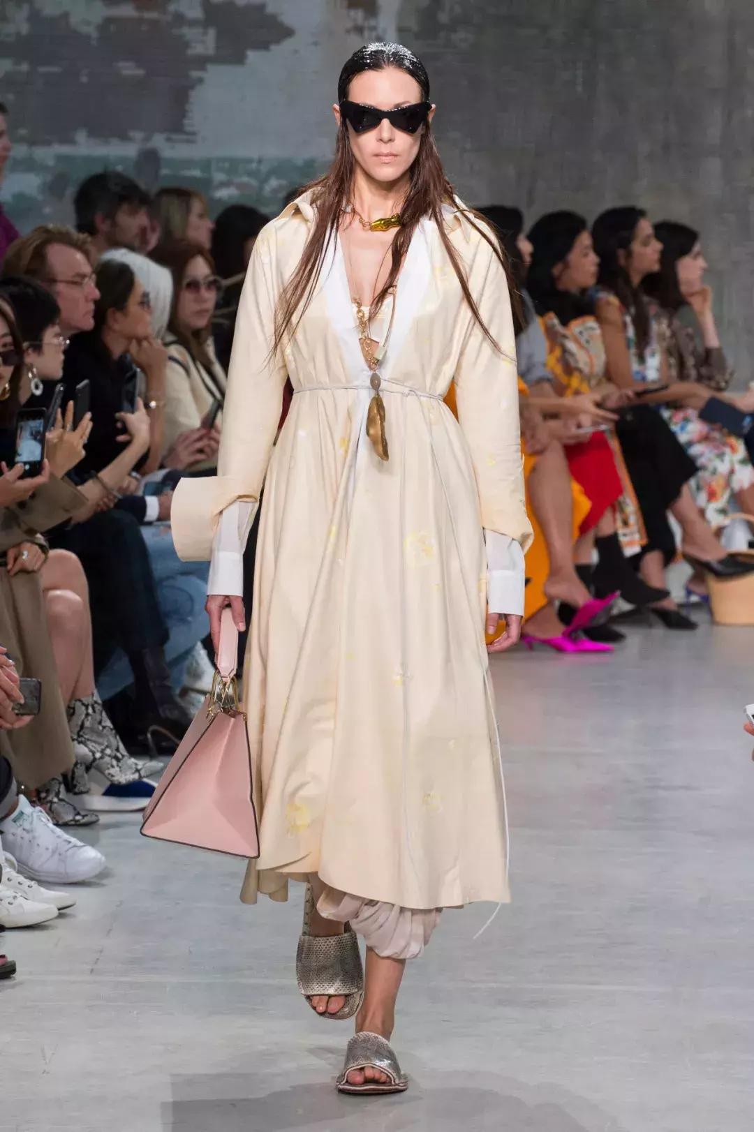 今年爆款皮毛一体女装,高档红色皮毛一体女装新款