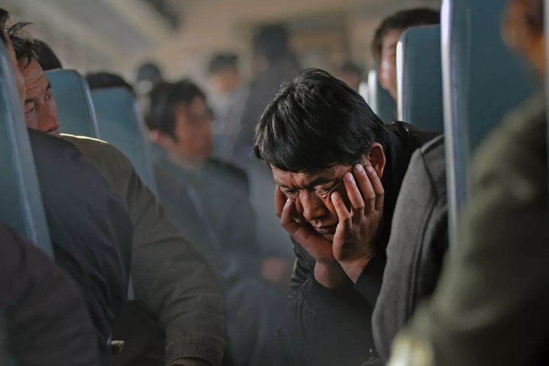 孩子坐绿皮火车看人世百态,绿皮火车才能反映生活百态