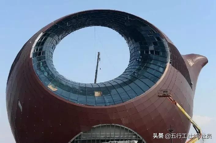 盘点那些建在奇葩地方的建筑,中国奇葩建筑大盘点