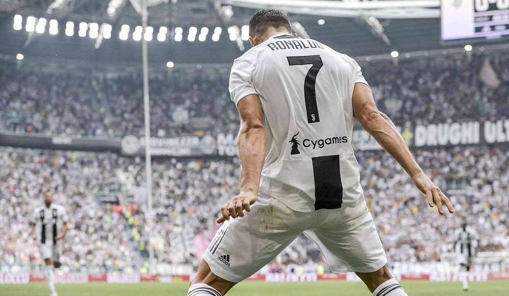 足球梅西庆祝动作,足球感人瞬间梅西和c罗