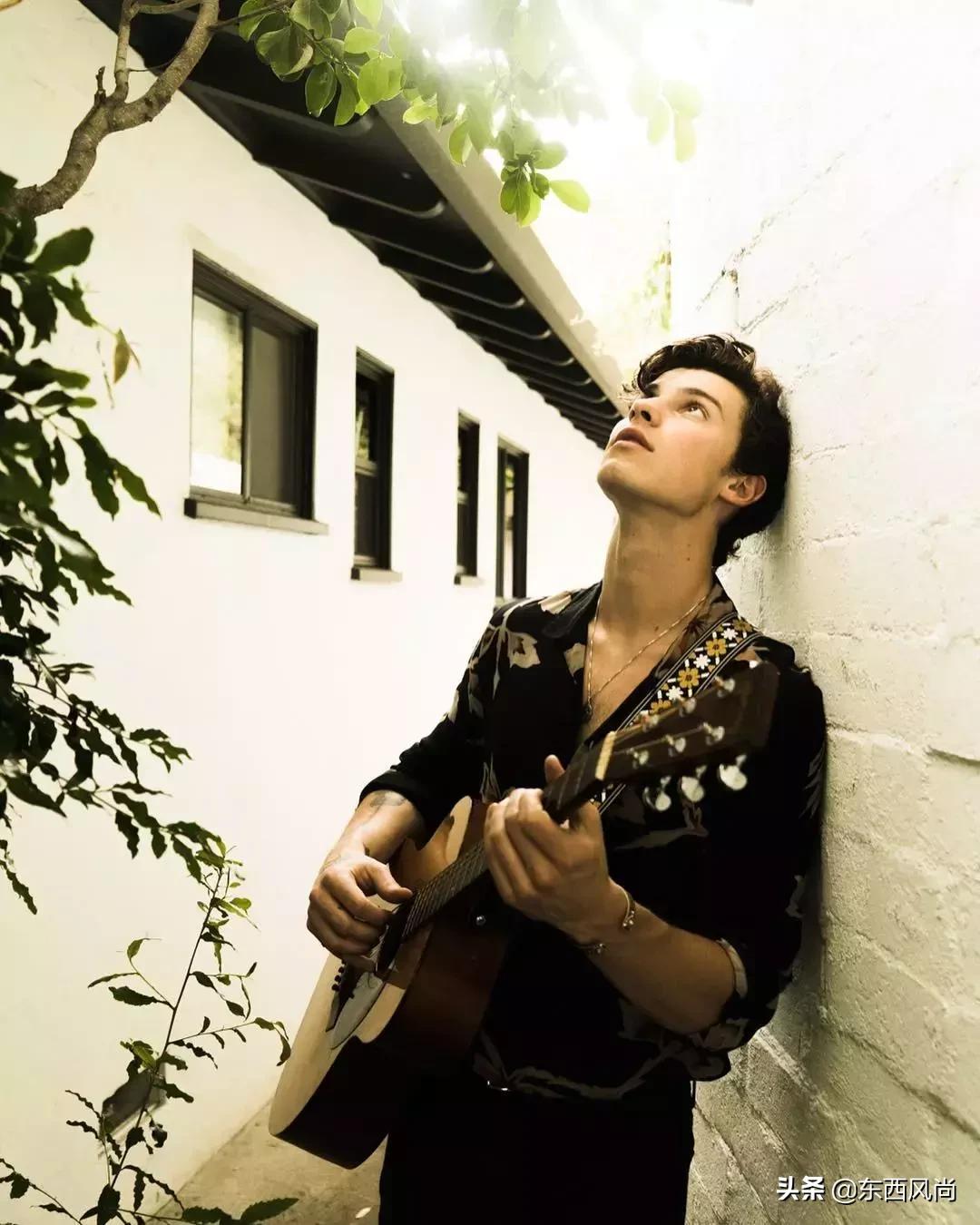 萌德确认了CK最新代言人的身份，网友呼吁裤子必须穿好！