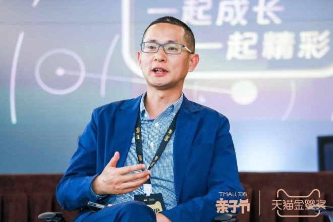 大象奔向水边,大象向着人类跑去