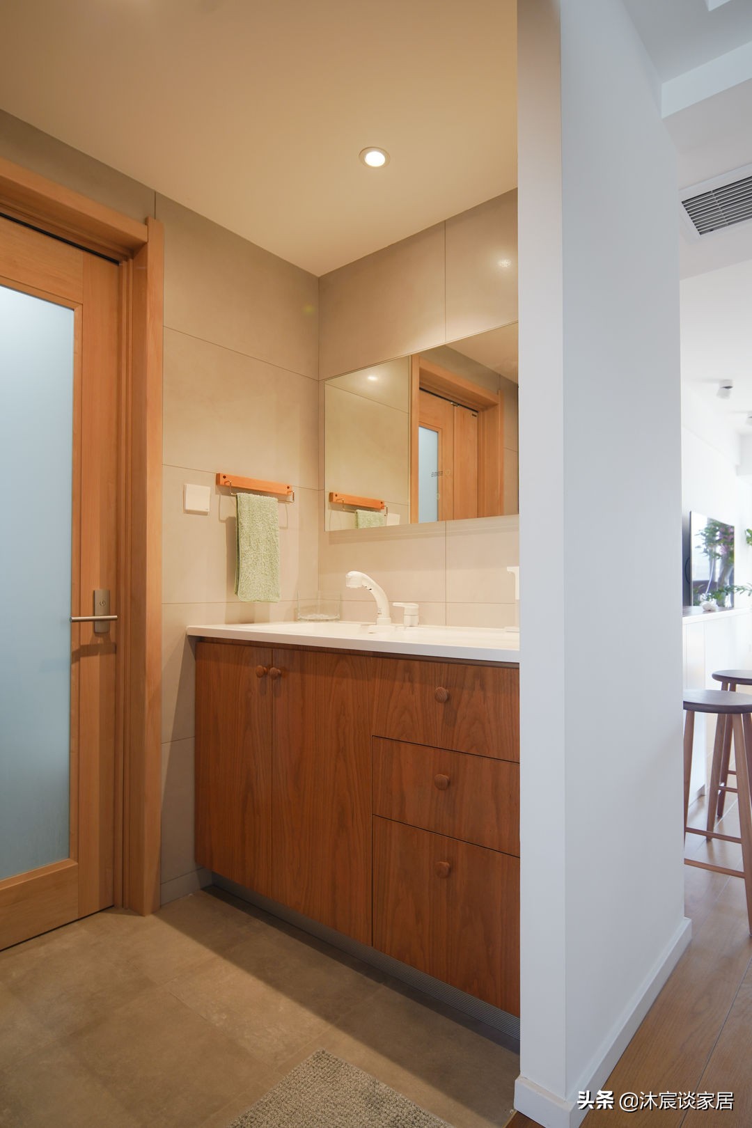 她把家布置得复古又温馨,室内被绿植环绕,这样的家,住着真舒服