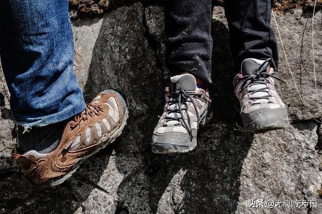 户外登山徒步鞋如何挑选,驴友最爱的三大品牌户外登山鞋