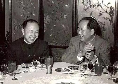 世界上最伟大的科学家爱因斯坦,牛顿和爱因斯坦谁是真正的天才