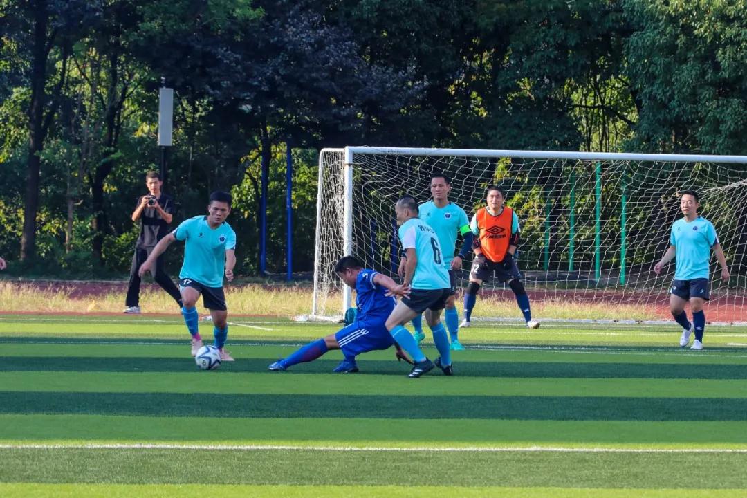 以球会友弘扬体育风尚,以球会友足球逐梦超级杯