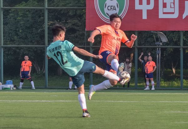 16支球队捉对激烈比拼，长江杯职工足球赛八强产生