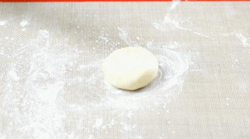 如何用烤箱烤芝麻烧饼,老北京麻酱芝麻烧饼的烤箱做法