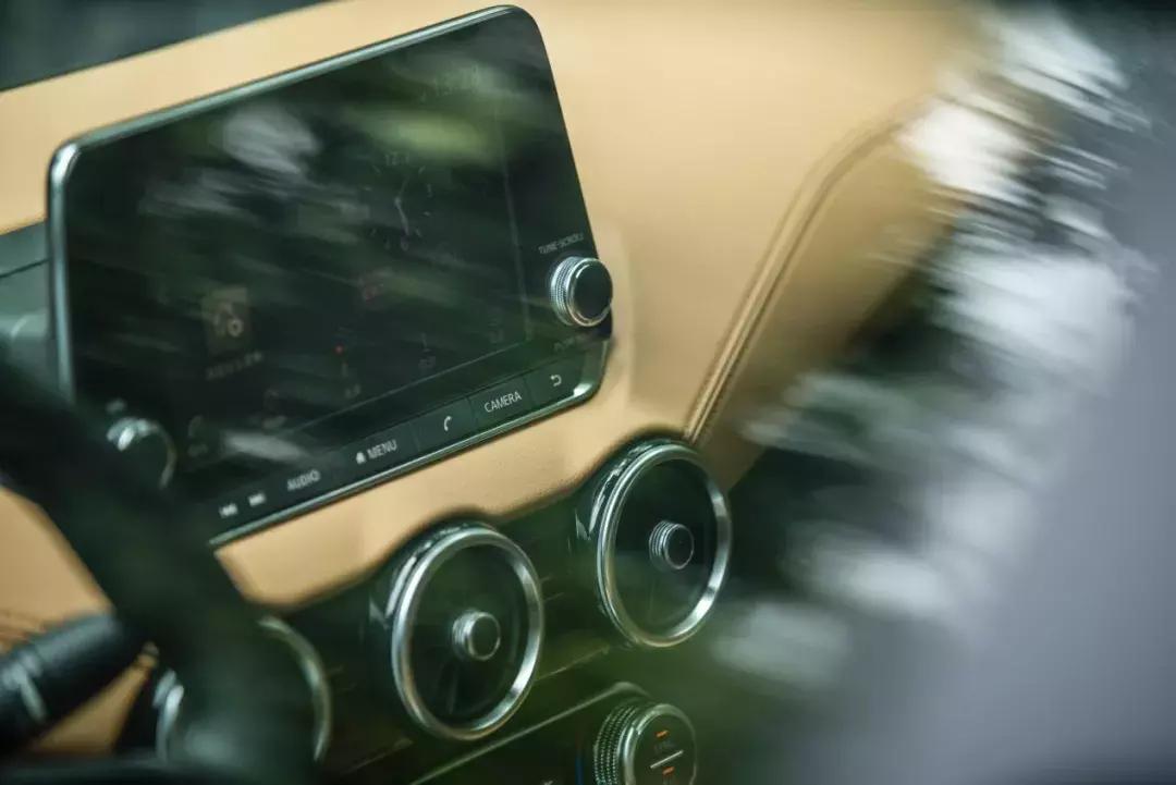 日产轩逸1.8自动挡落地价,全新轩逸手动低配落地多少钱