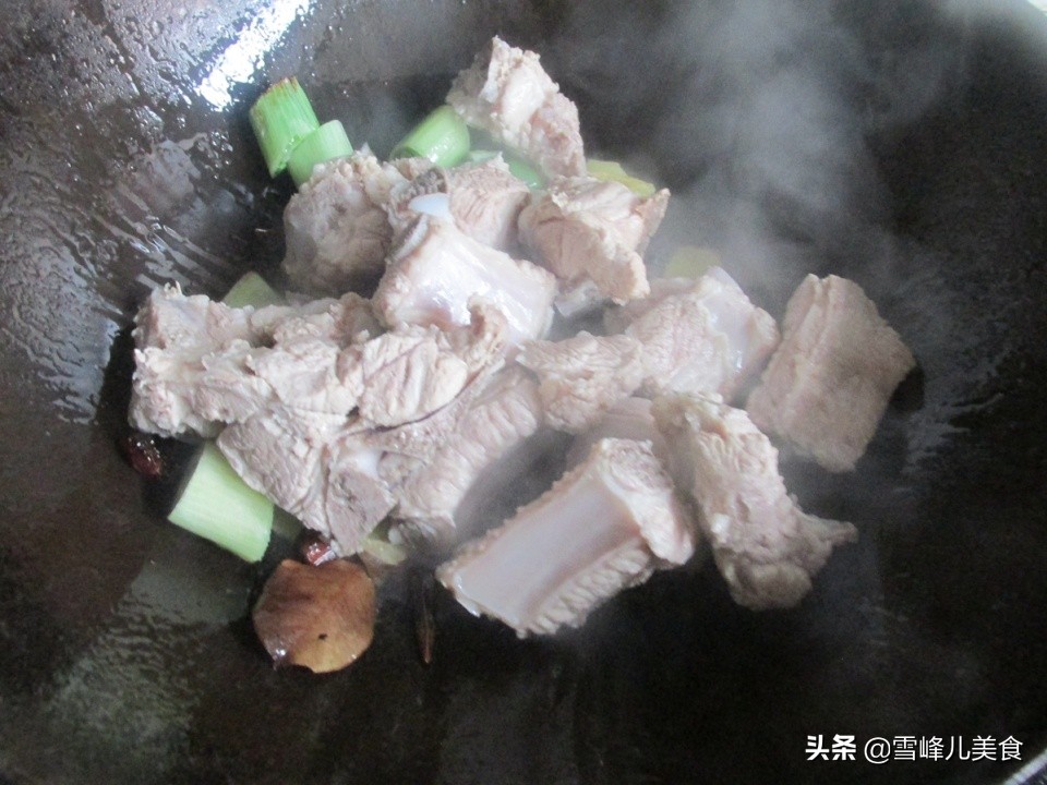 60年老厨师透露给我8道特色美食,炖排骨盐放早了又柴又硬怎么补救