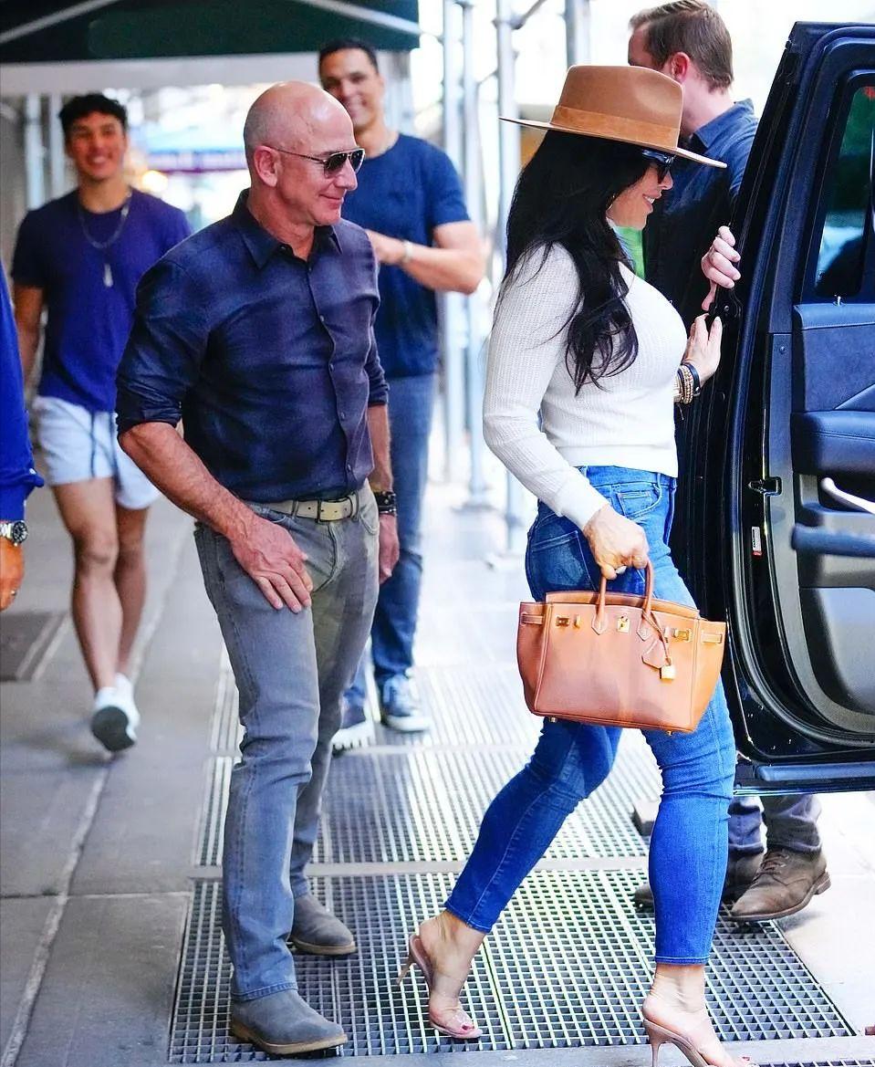 贝佐斯女友当街亲他一脸口红，浑身巨钻，富婆气息，转正的节奏？