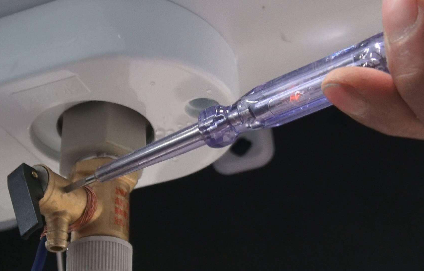 太阳能热水器电热水器燃气热水器,燃气热水器和电热水器选哪种好用