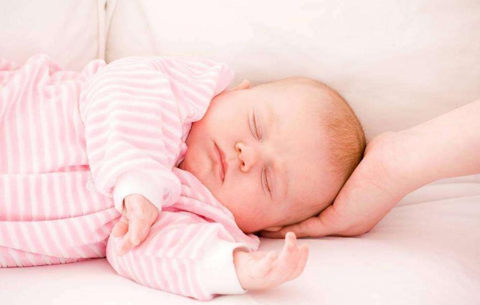 刚生的小宝宝在医院怎么护理,新生女宝宝假例假