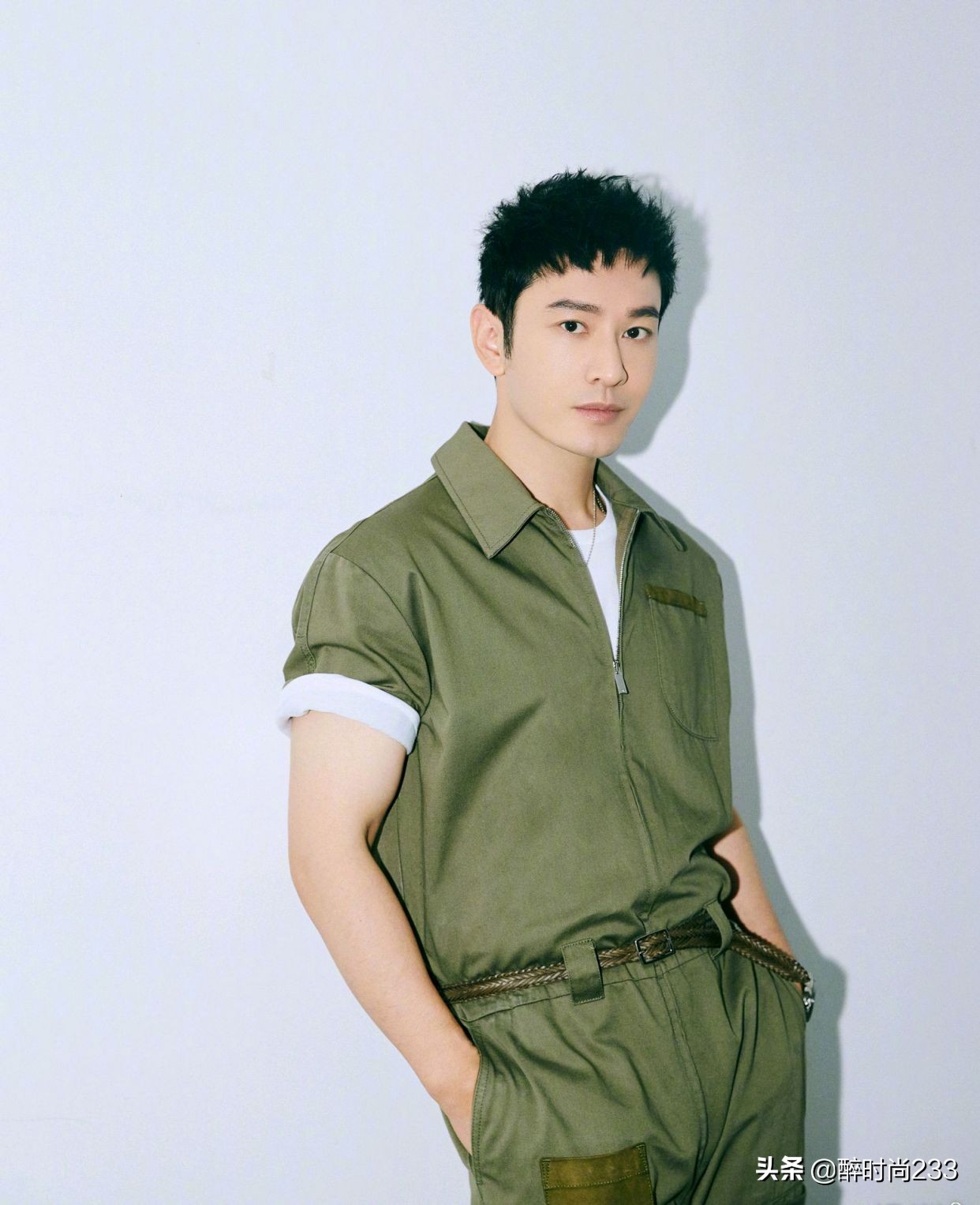 黄晓明休闲装搭配变身暖男,杨颖黄晓明棒球帽